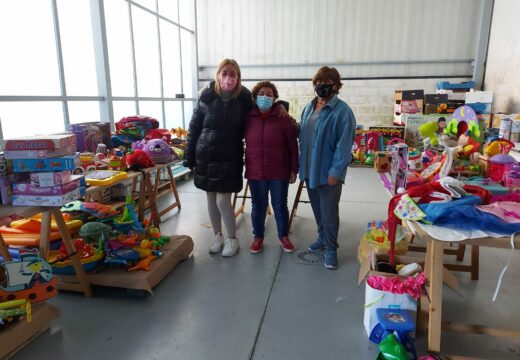Voluntarias do Roupeiro municipal de Miño colaboran un ano máis no reparto de agasallos de Nadal